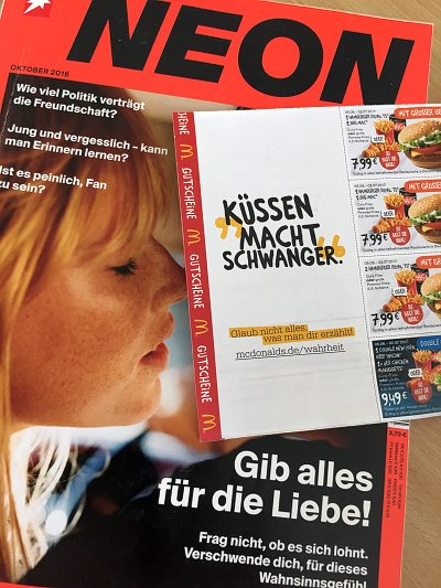 Sandro Herzbluth LEICHTE KÜCHE Liebe Küssen Neon McDonalds